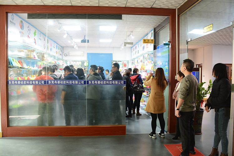 香港禮品協(xié)會成員單位近30人考察偉順硅膠，2019年訂單不斷